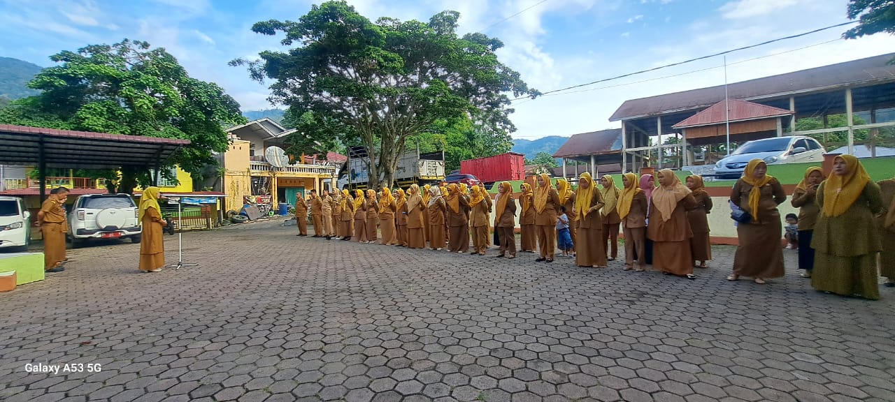 Pelaksanaan Apel pagi gabungan di kantor Camat Bayang Utara