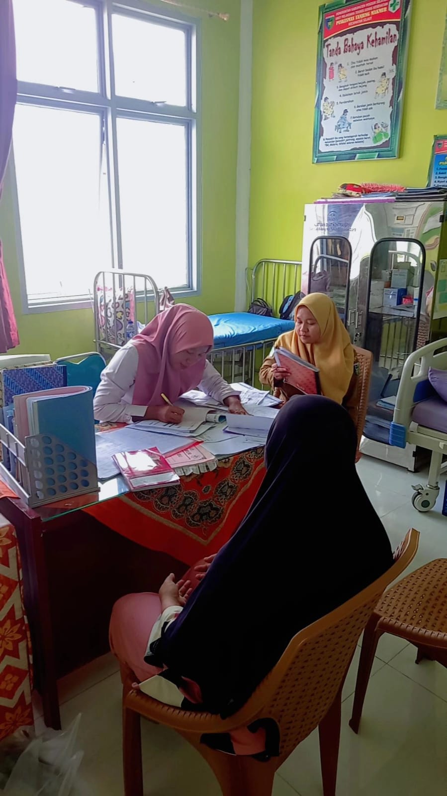 Petugas KIA Puskesmas Tanjung Makmur Melakukan Pemeriksaan ANC Herhadap Ibu hamil 