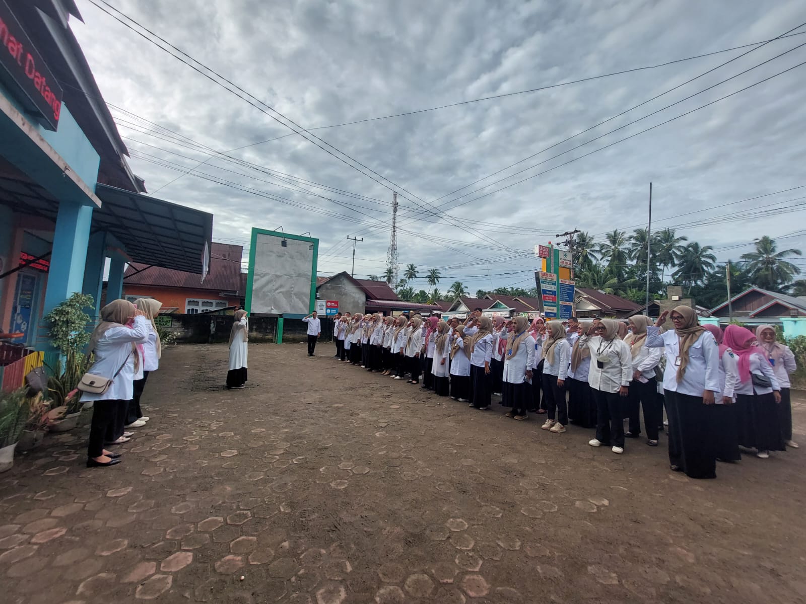 Pelaksanaan Apel Pagi Rutin Seluruh Staf Puskesmas Air Haji
