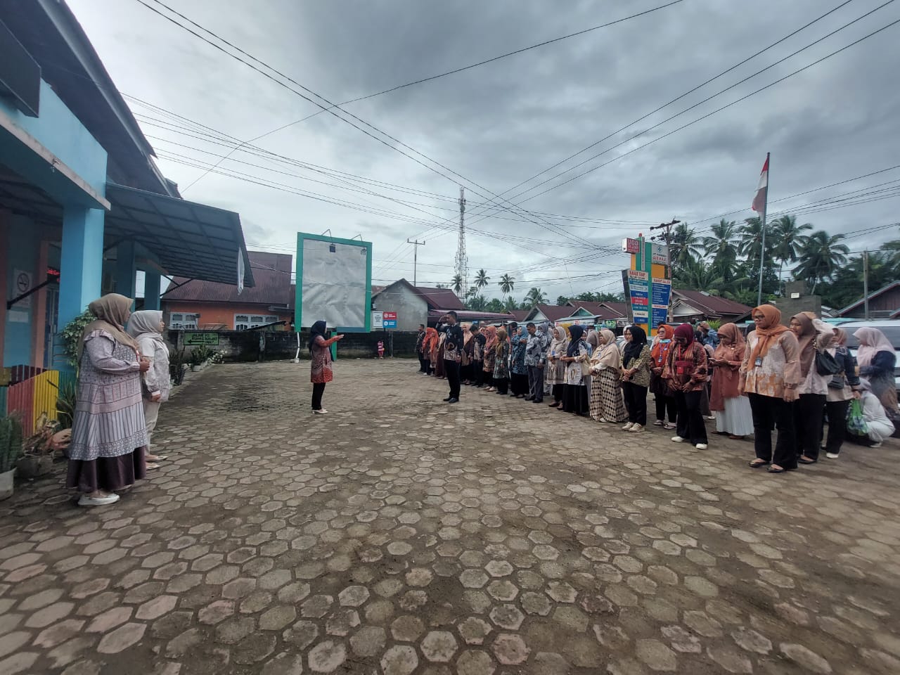 Pelaksanaan Apel Pagi Rutin Seluruh Staf Puskesmas Air Haji