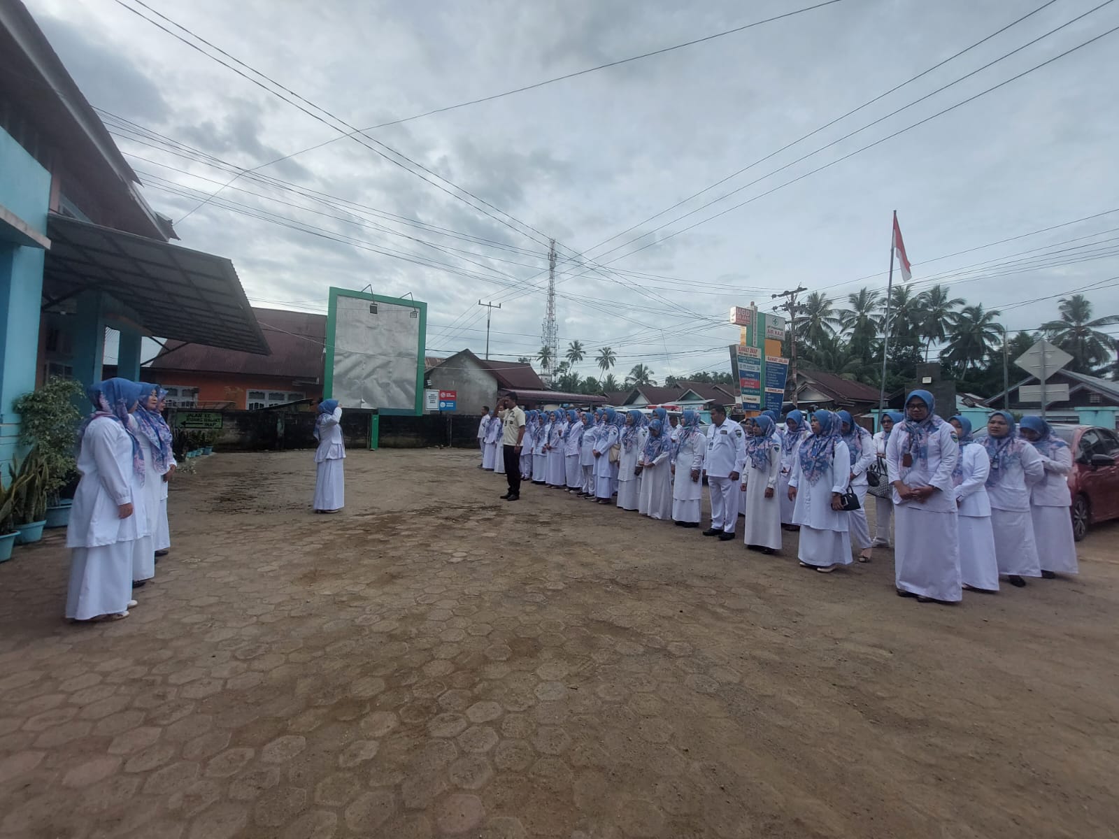 Pelaksanaan Apel Gabungan Seluruh Staf Puskesmas Air Haji