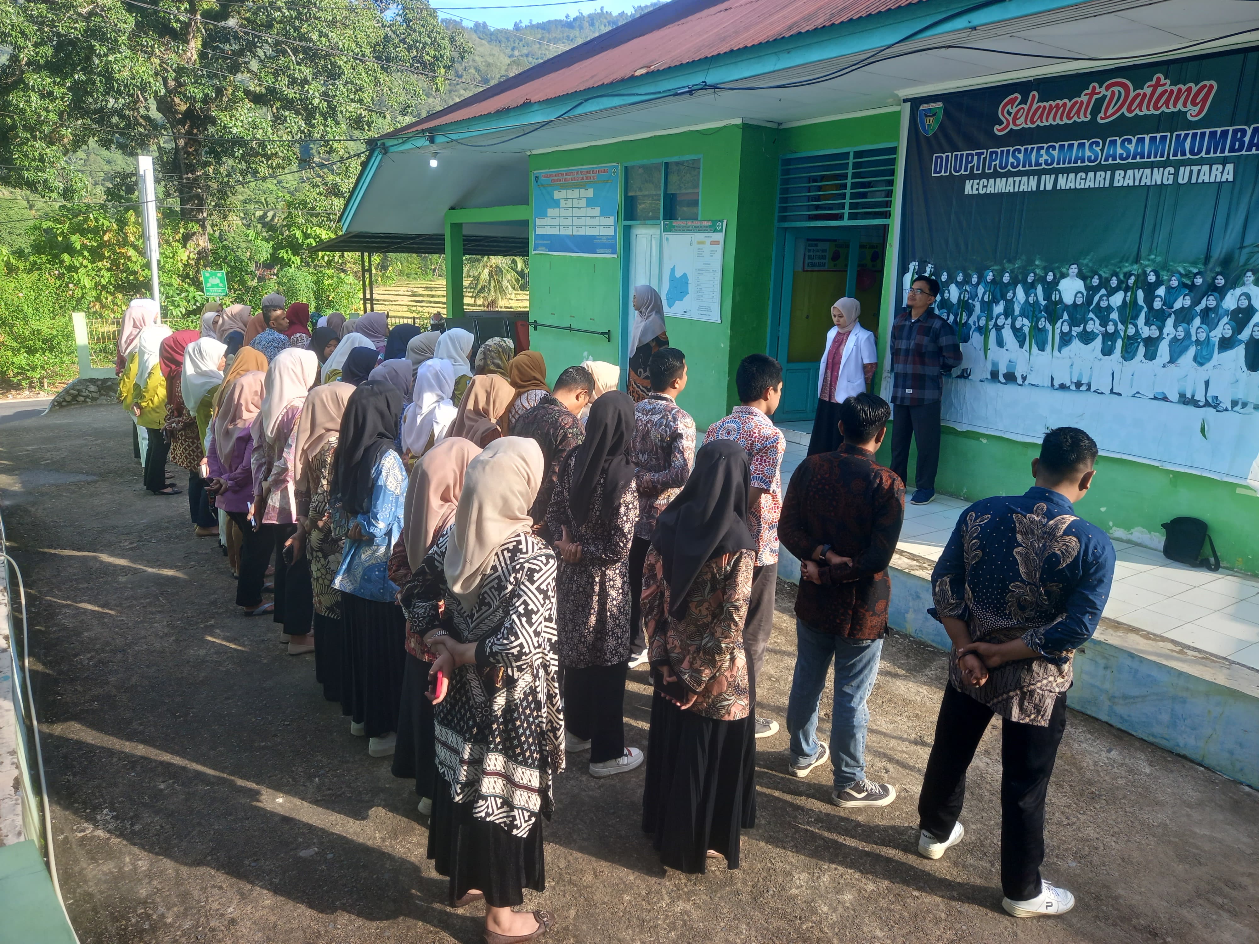 Pelaksanaan Apel Pagi di Puskesmas Kambang