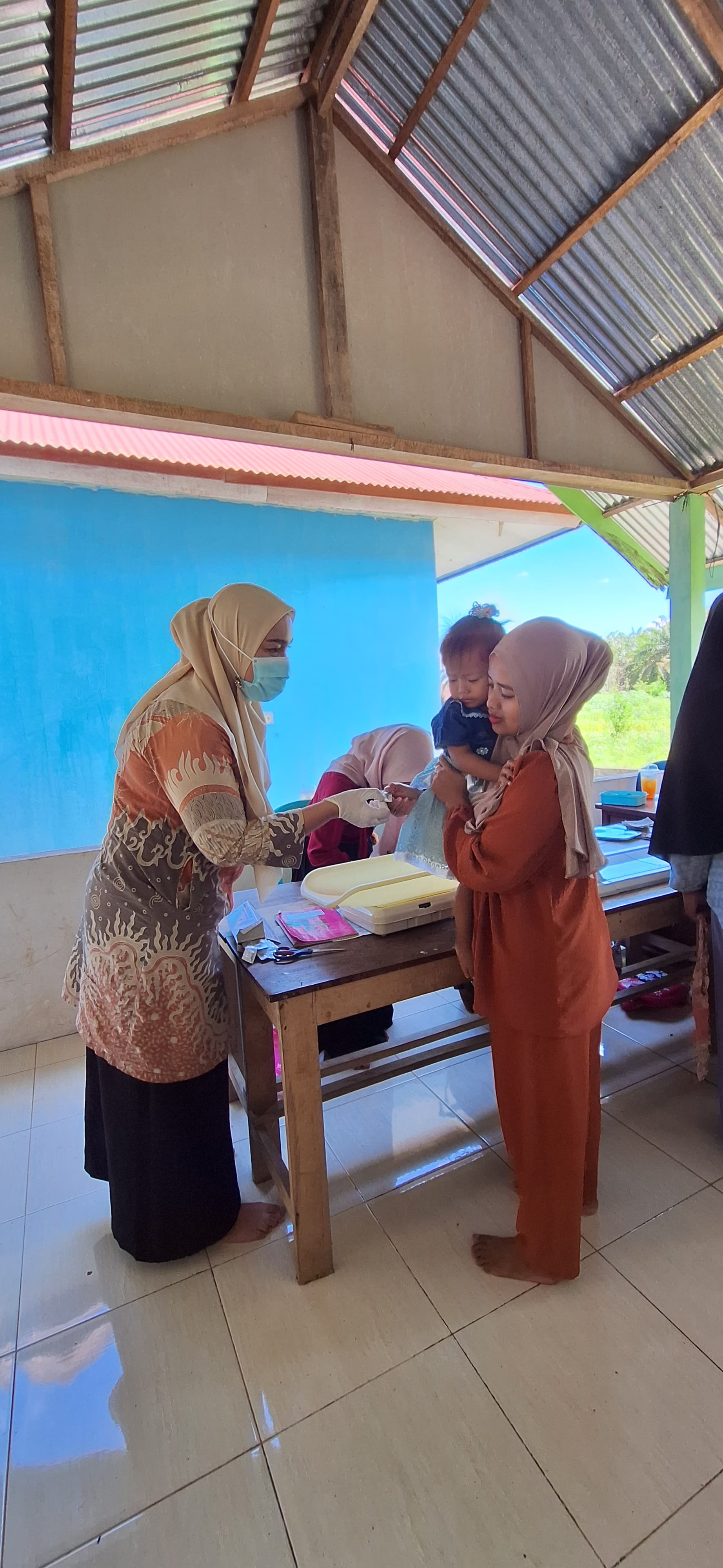 Pemberian Obat Pencegahan Massal (Obat Cacing ) di Posyandu Cendrawasih 1 & 2 Nagari Lunang Tiga