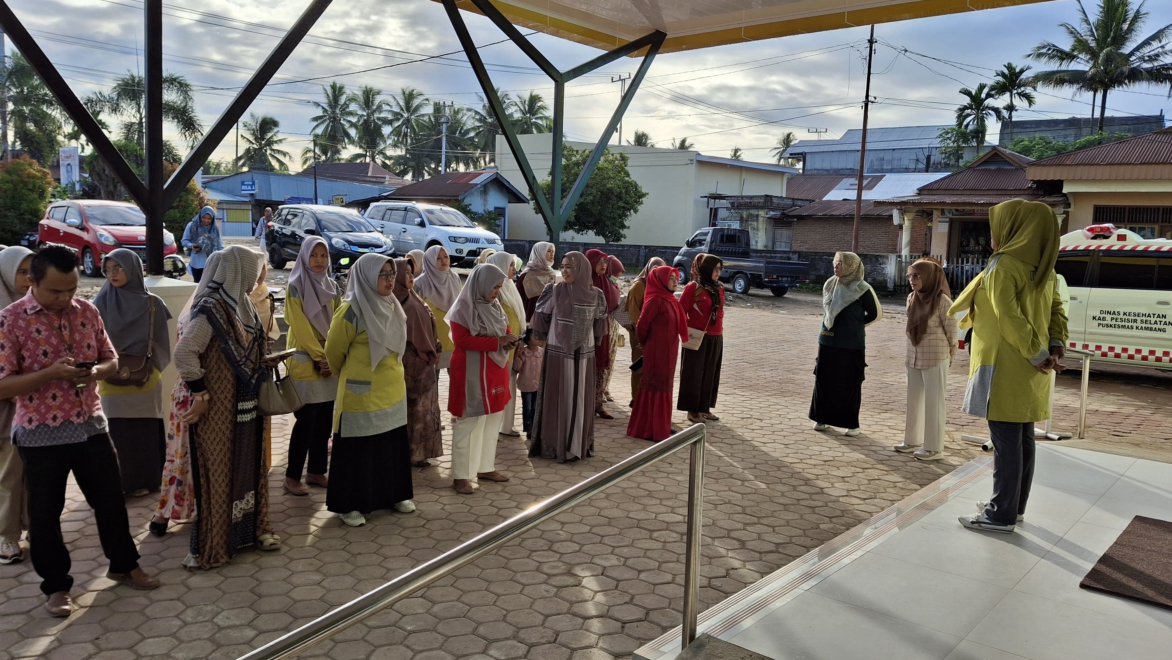 Pelaksanaan Apel Pagi  di Halaman Puskesmas  Kambang 