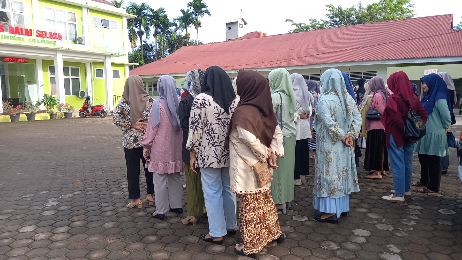 Pelaksanaan Apel Pagi Seluruh Staf Puskesmas Air Haji