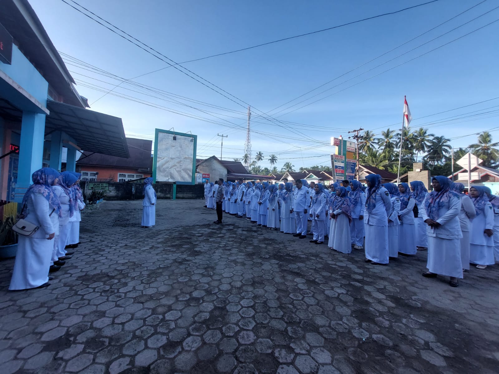 Pelaksanaan Apel Pagi  Seluruh Staf Puskesmas Air Haji