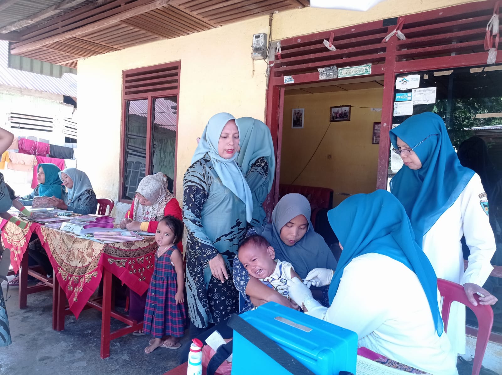 Pelaksanaan Kegiatan Pemberian Imunisasi Rutin di Posyandu Pada Bayi dan Balita