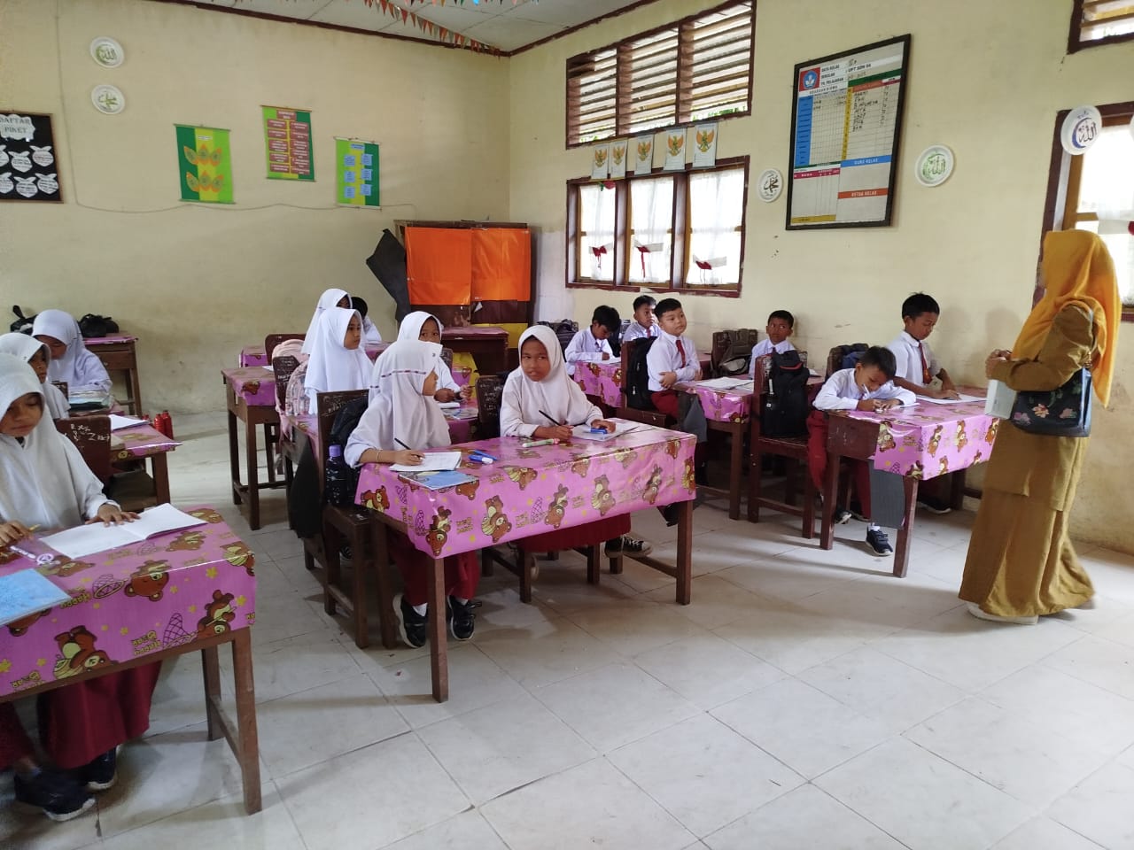 Pemberian Obat Cacing Pada Murid SDN 04 Ps. Surantih  Wilayah Kerja Puskesmas Surantih