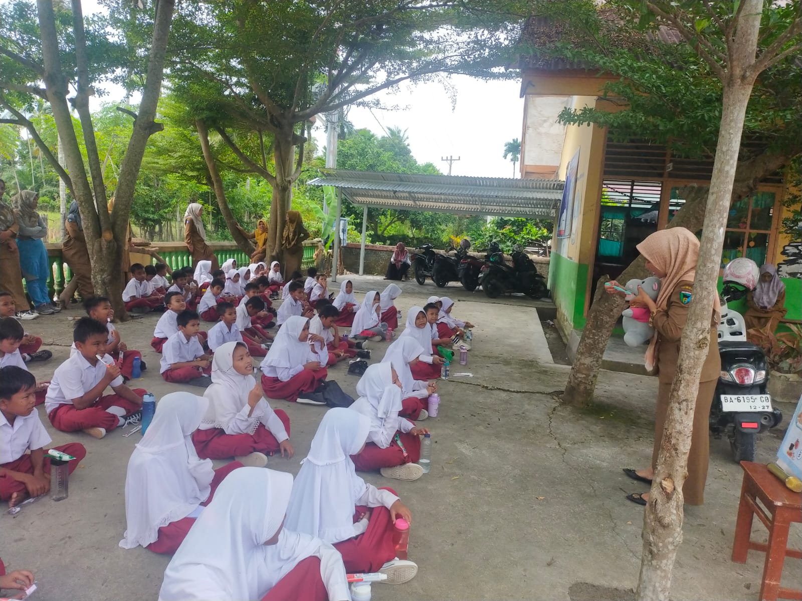 Penyuluhan dan  Demonstrasi Sikat Gigi Massal di Wilayah Kerja Puskesmas Kambang
