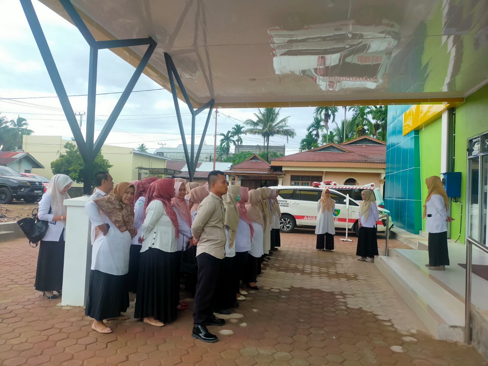 Kegiatan Apel Rutin  Seluruh Staf Puskesmas Kambang 