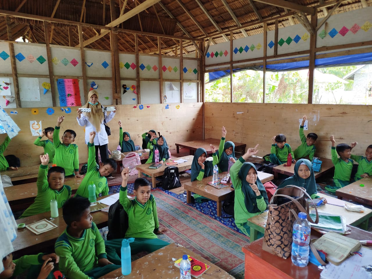 Pemberian Obat Cacing Pada Murid SD IT Al- Qudwah Wilayah Kerja Puskesmas Surantih