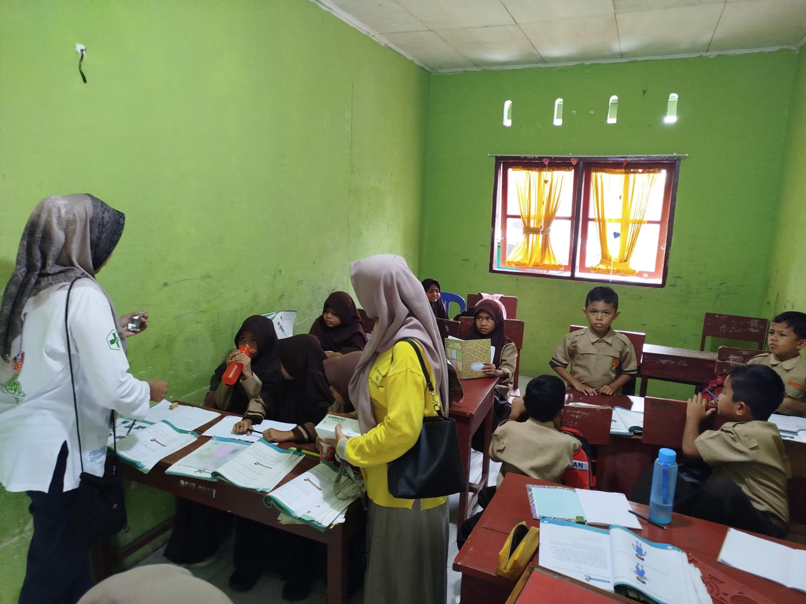 Pemberian Obat Cacing Pada Murid  SDN 06 Taratak di Wilayah Kerja Puskesmas Surantih
