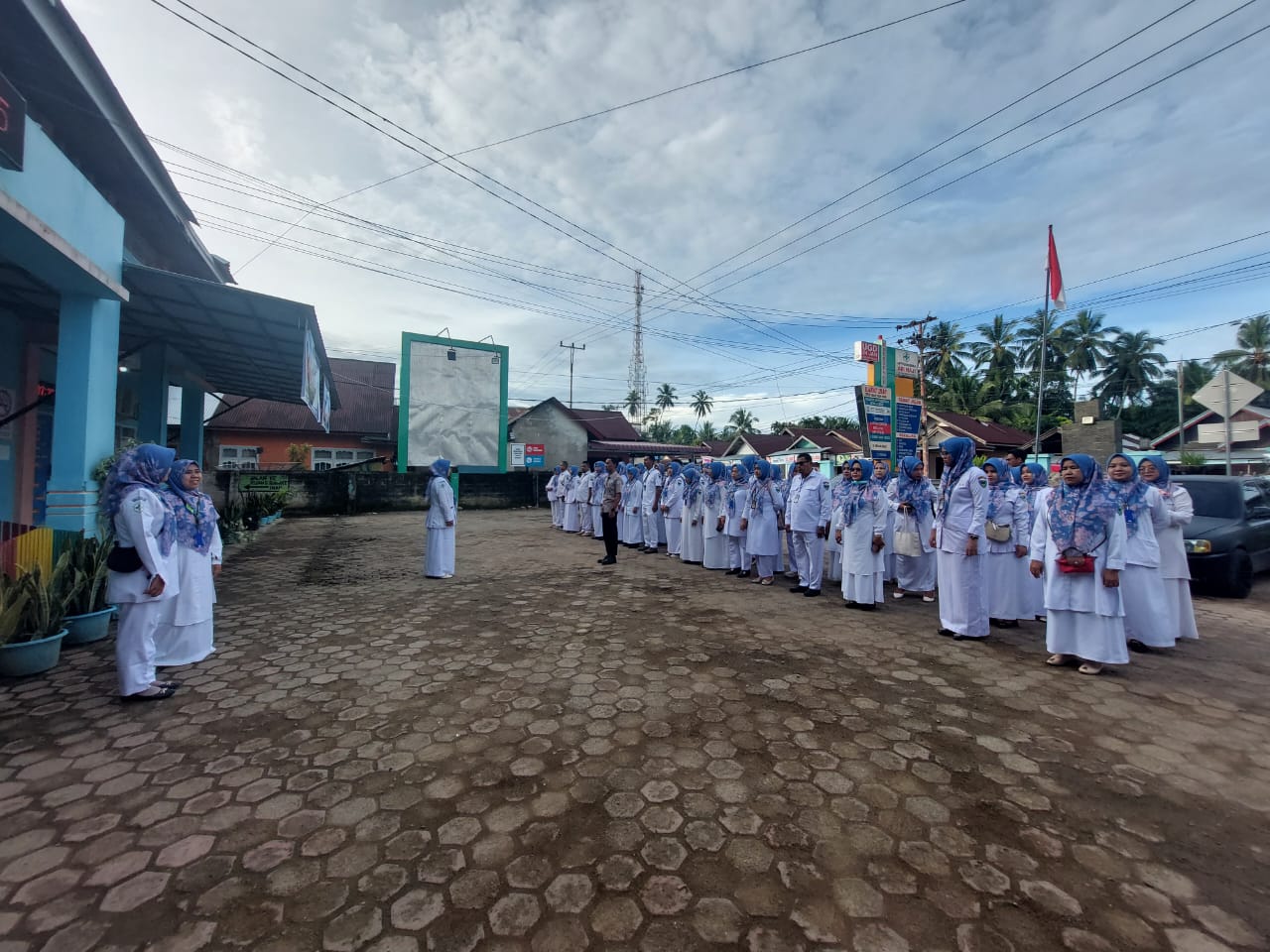 Pelaksanaan Apel Pagi Seluruh Staf Puskesmas Air Haji