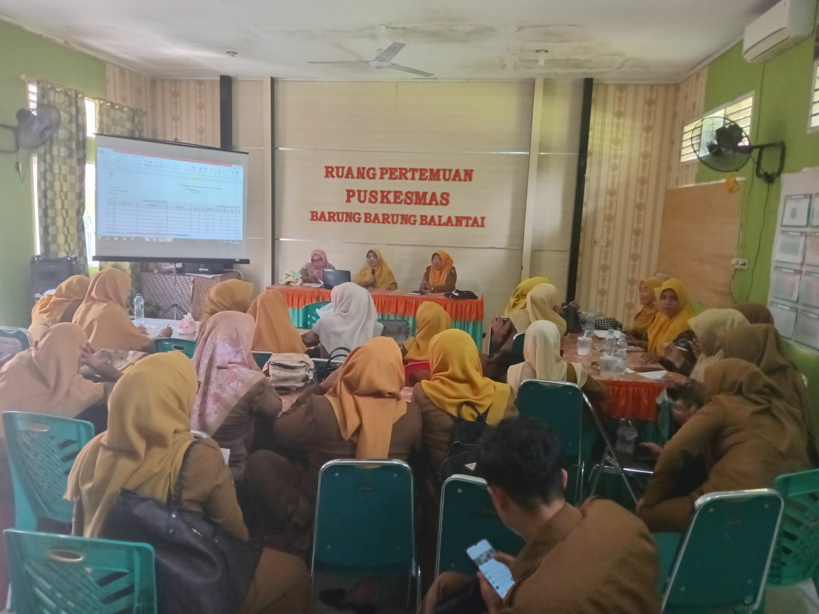 Pertemuan MONEV Posyandu dan Pustu ILP di Aula Puskesmas Barung-Barung Balantai