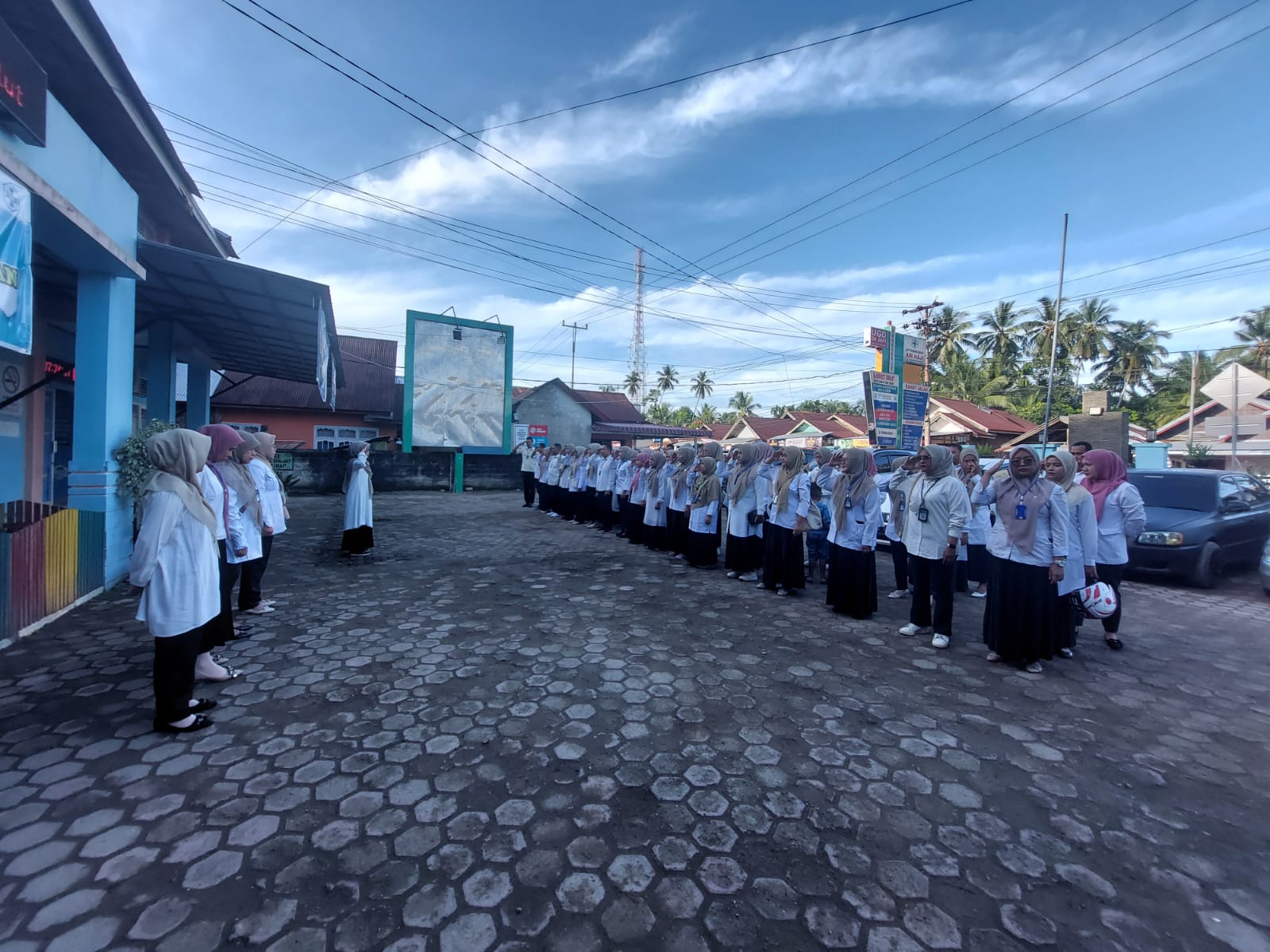 Pelaksanaan Apel Pagi Seluruh Staf Puskesmas Air Haji