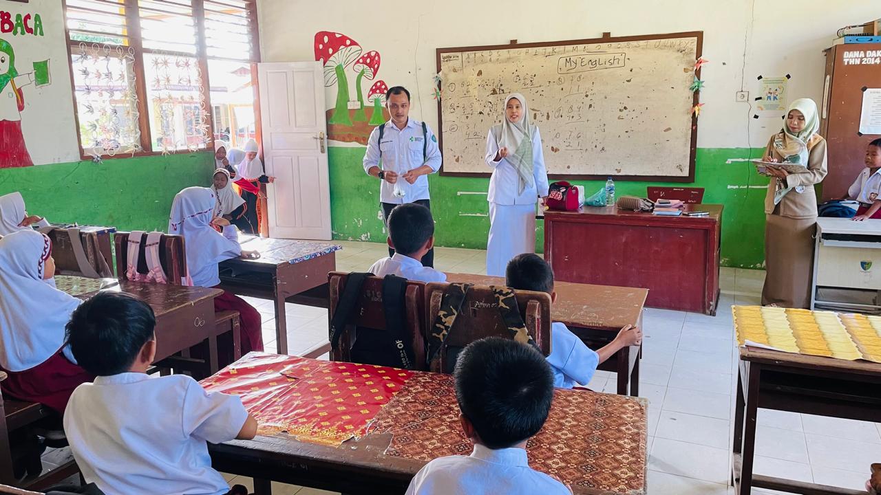 Pemberian Obat Cacing di SDN 06 Anakan Wilayah Kerja  Puskesmas Pasar Kuok