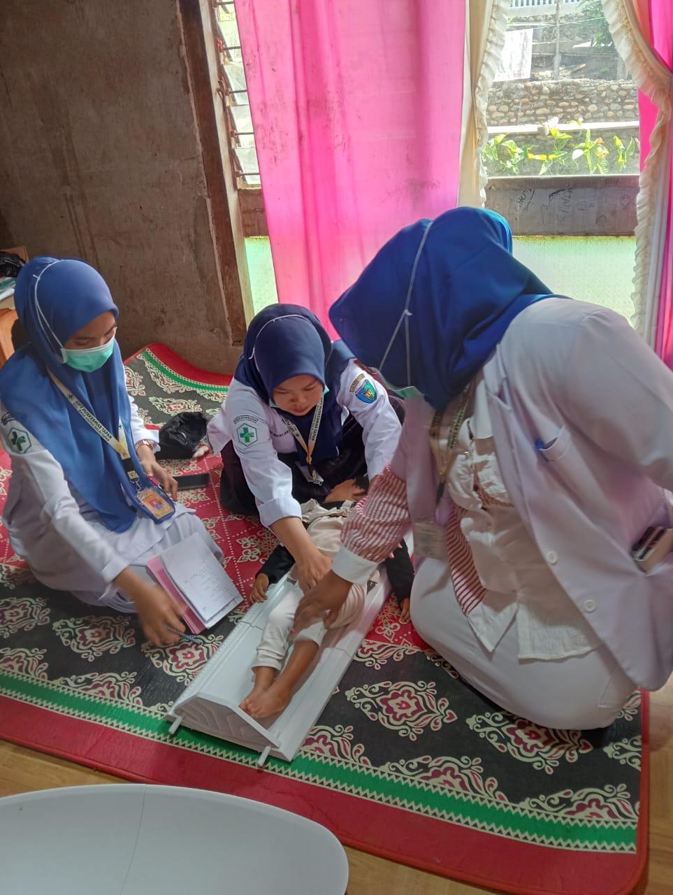 Kunjungan Lapangan Bayi Balita dengan Masalah Gizi di Nagari Batang Arah