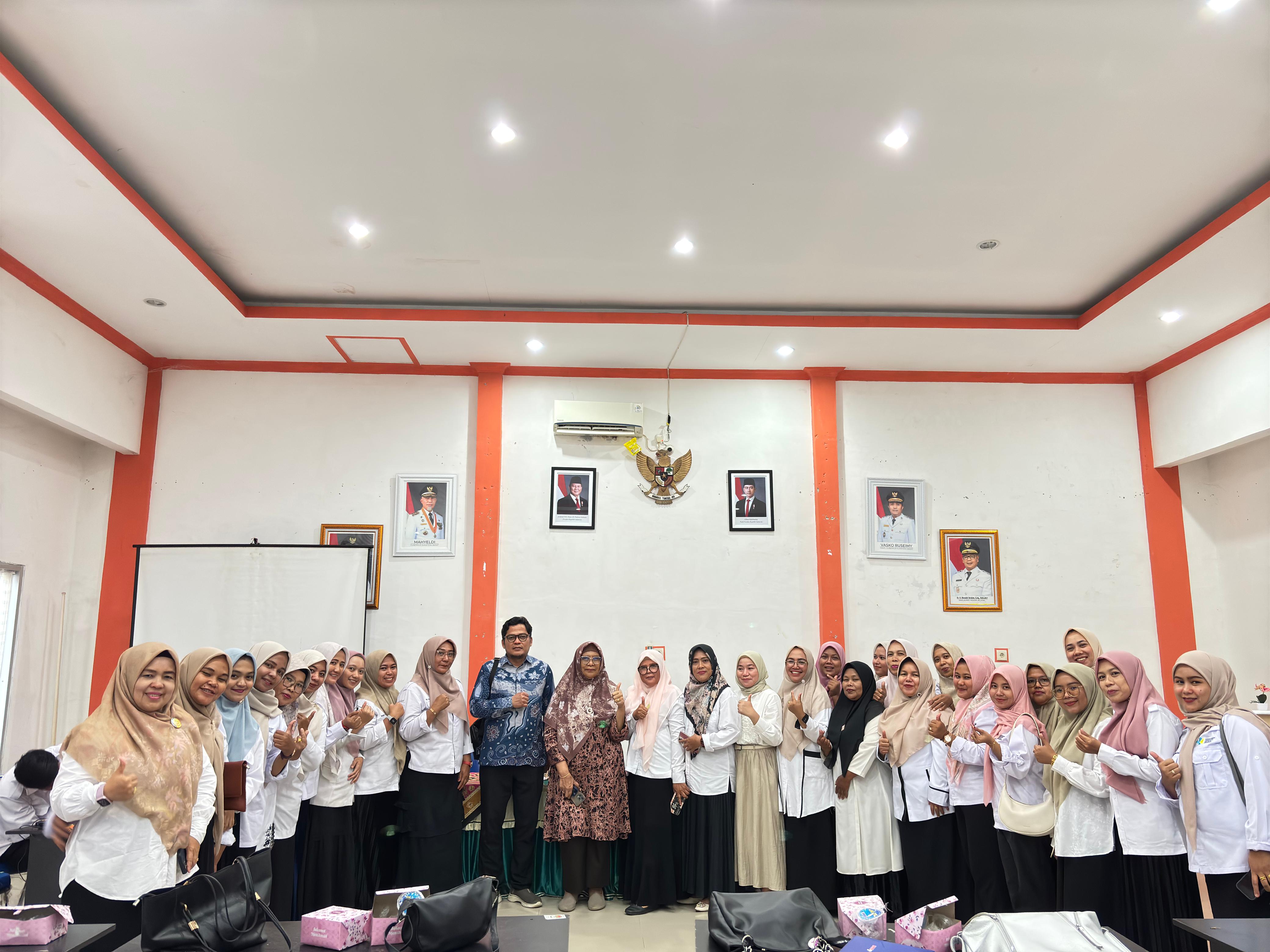 Penanganan Kegawat Daruratan dan Sistem Rujukan Maternal Neonatal di Aula Kantor Camat Lengayang.