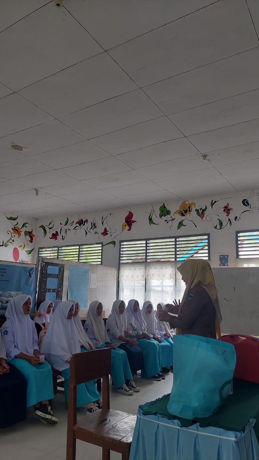 Penyuluhan , Pemberian Tablet  Tambah Darah dan Pemeriksaan HB Kepada Remaja Putri di MAM Lakitan 