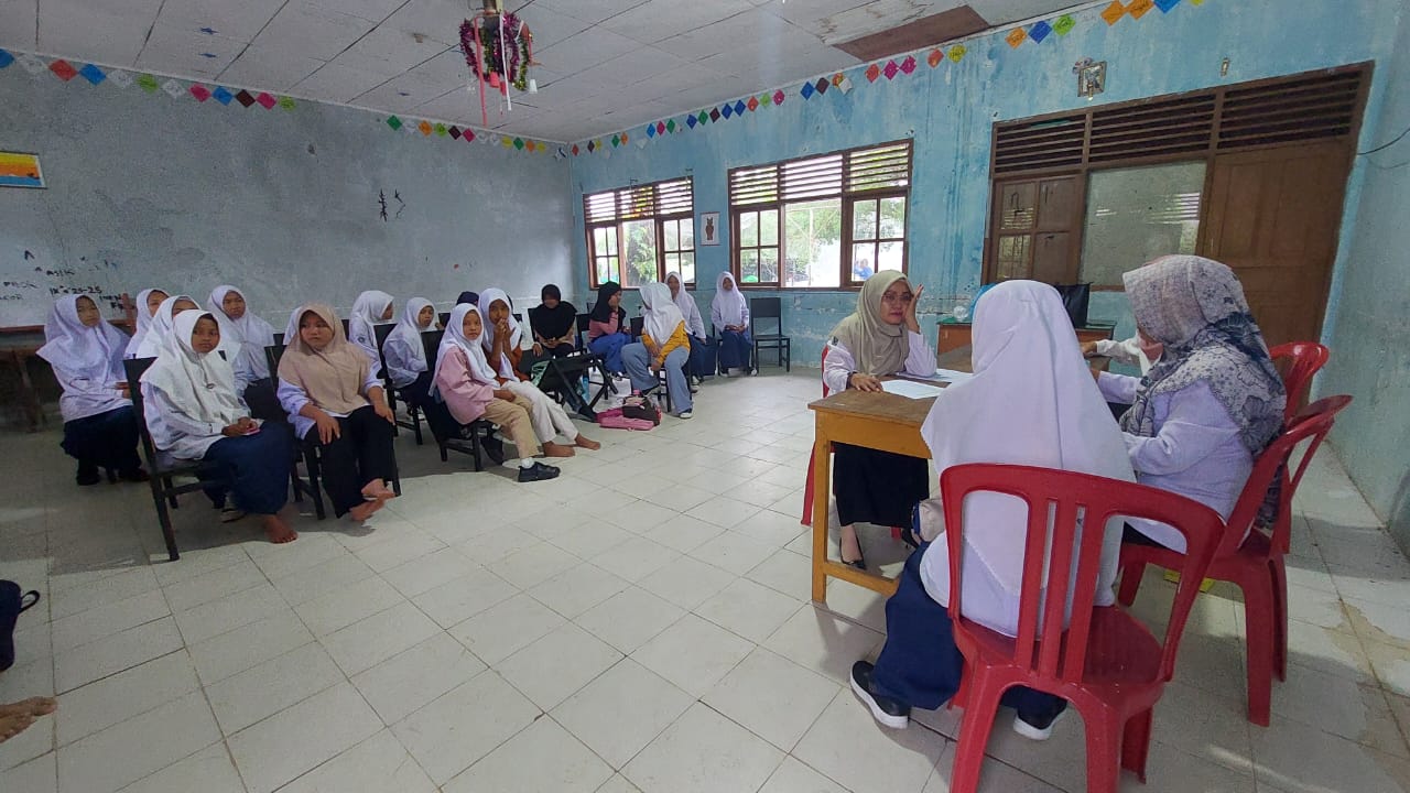 Penyuluhan Anemia dan Pemeriksaan HB pada Remaja Putri di MTs M Lakitan 