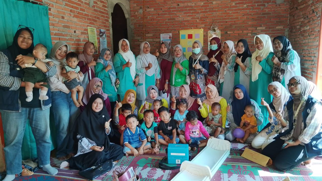 Pemberian Vitamin A dan Obat Cacing pada Balita di Posyandu Mawar Putih Nagari Koto Anau 