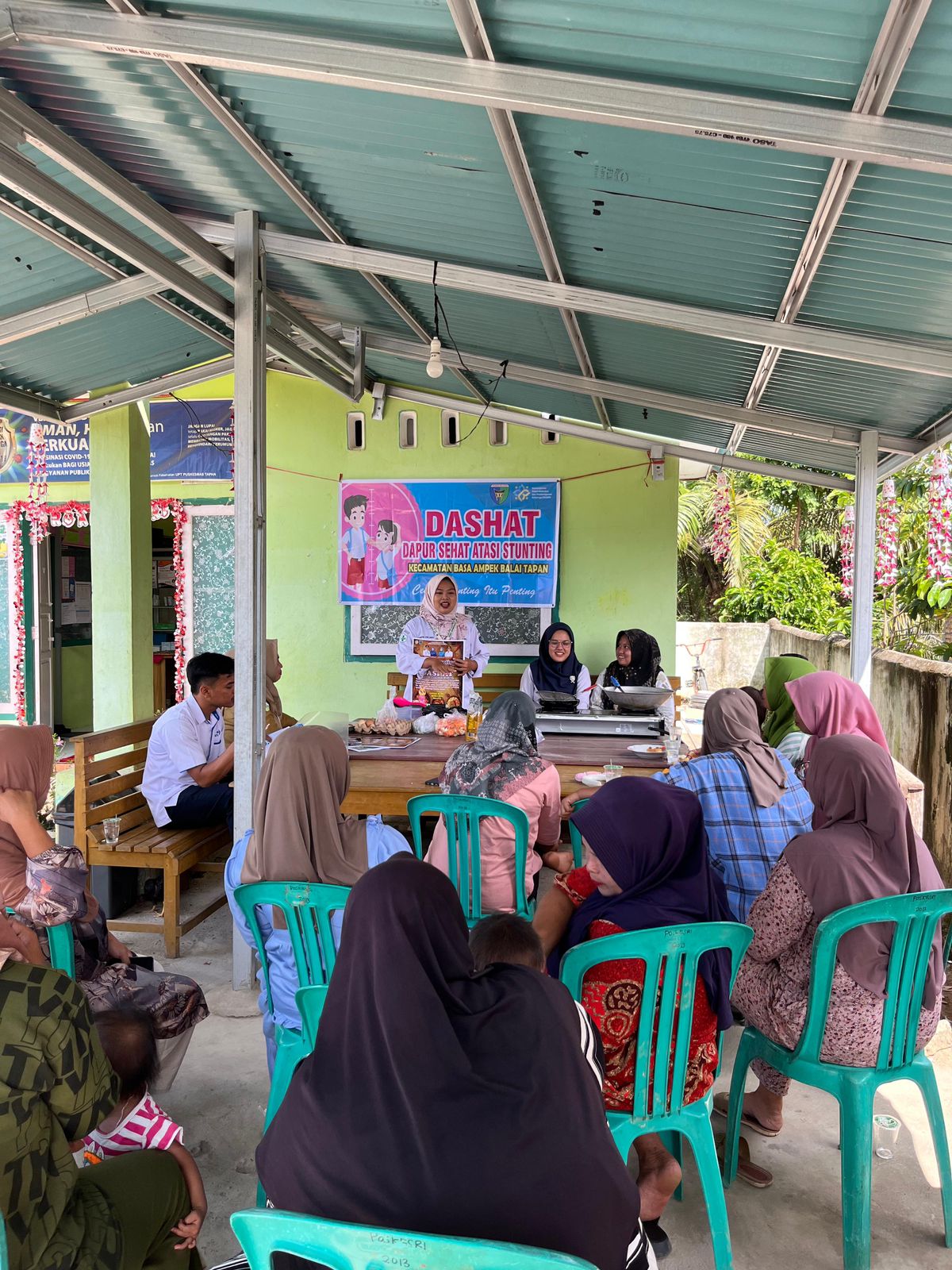 Pengelolaan Dapur Sehat Atasi Stunting (DASHAT) di Nagari Dusun Baru