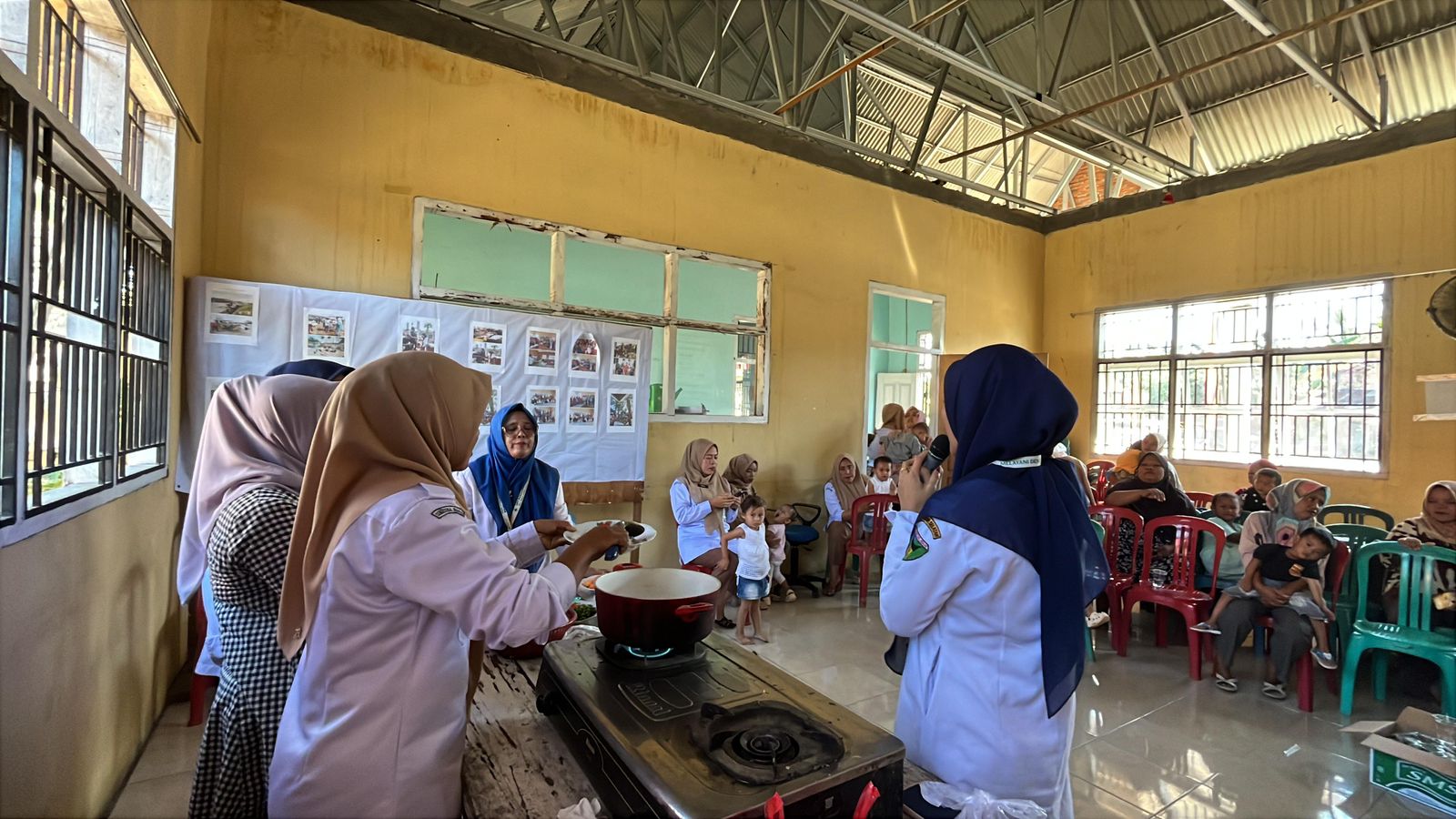 Pengelolaan Dapur Sehat Atasi Stunting (DASHAT) di Nagari Tapan 