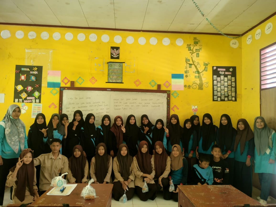 Puskemas Kayu Gadang Melakukan  Penyuluhan Kesehatan Reproduksi Pada Murid SMPN 6 Sutera Langgai