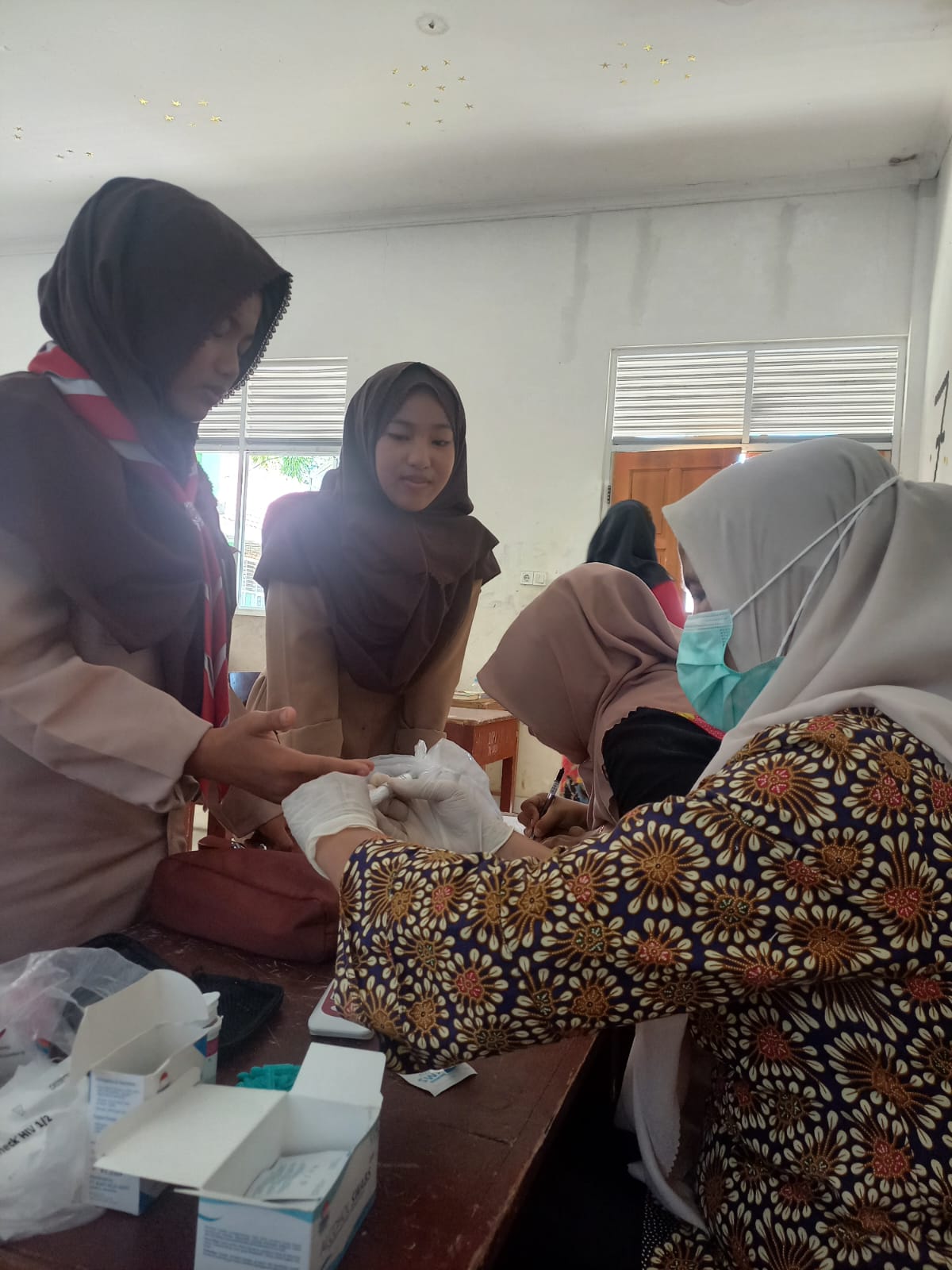 Penyuluhan Anemia, Permeriksaan HB dan HIV di  MTSn 11 Pesisir Selatan Wilayah Kerja Puskesmas Koto 