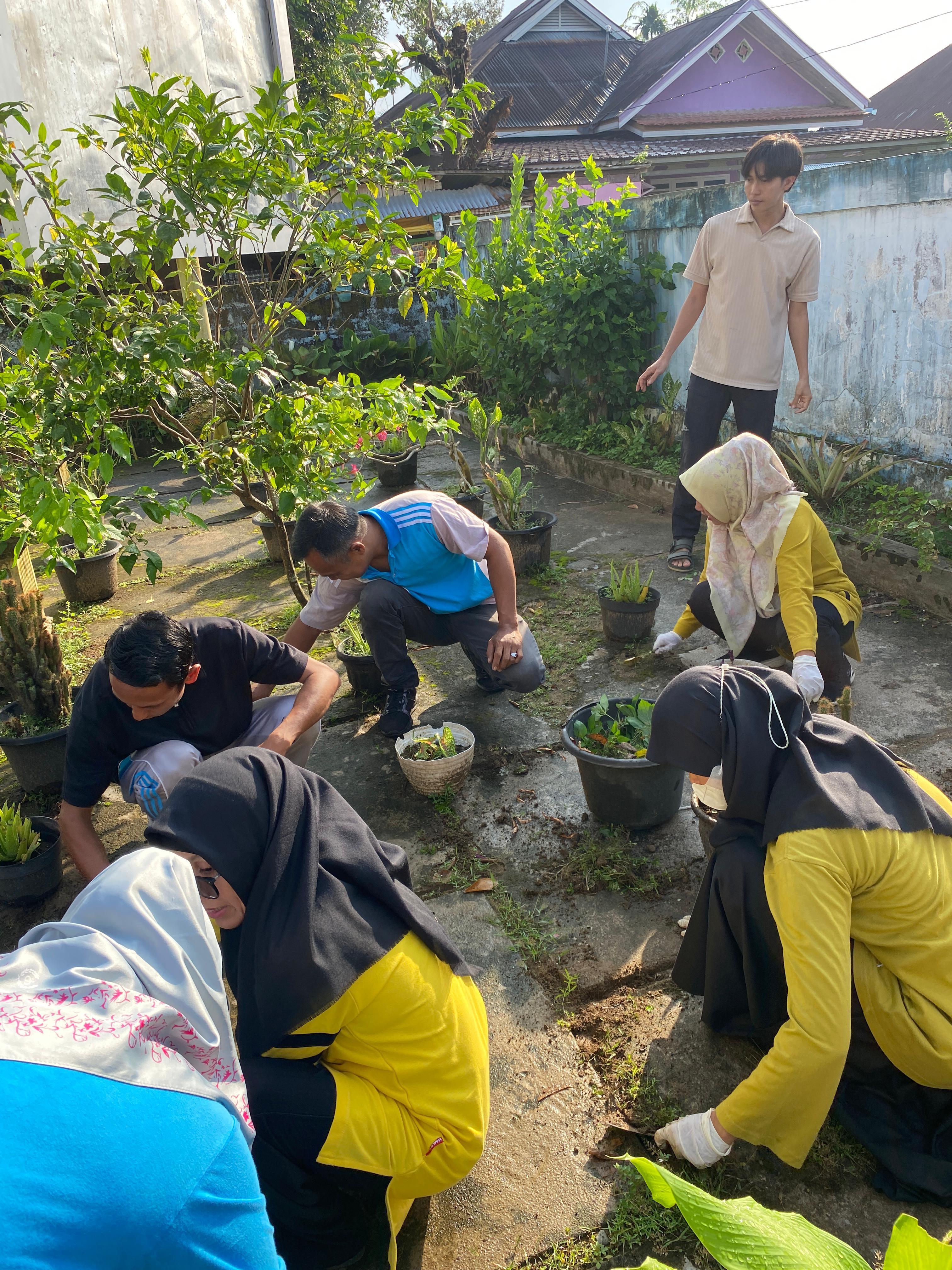 Gotong Royong di Lingkungan UPT Puskesmas Tapan