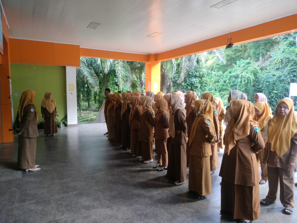 Pelaksanaan Apel Pagi Puskesmas Kayu Gadang 