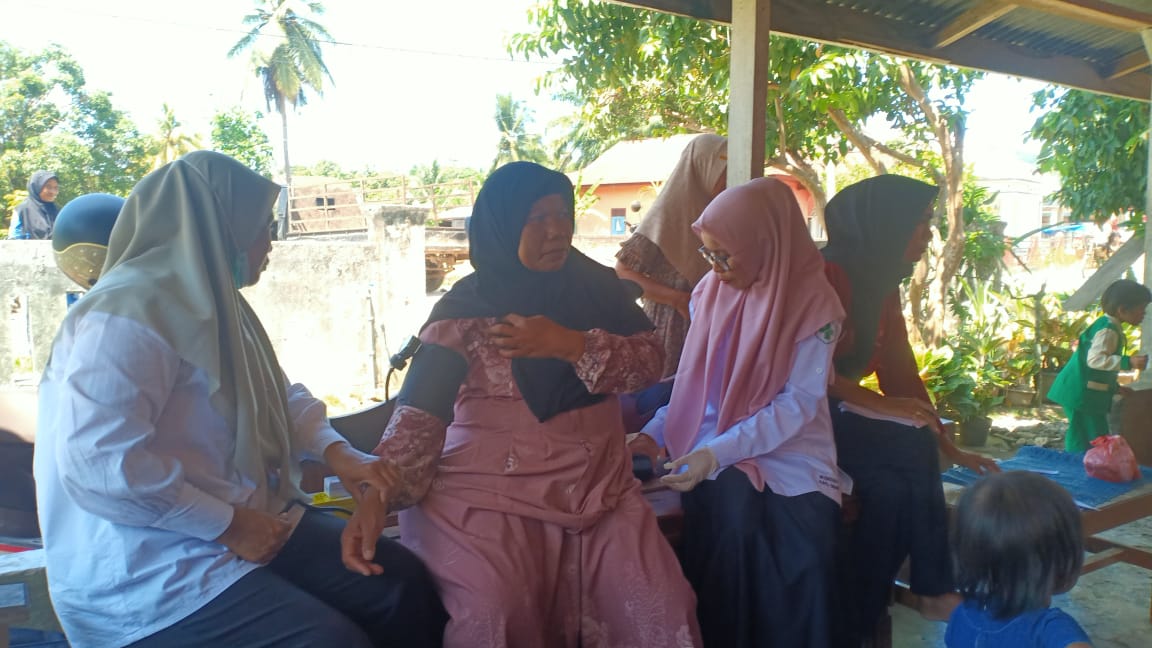 Kegiatan Home Care pada Lansia Risti di Kampung Tanjung Gadang  Amping Parak Timur 