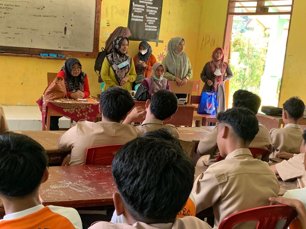 PELAKSANAAN EDUKASI   PELAYANAN KESEHATAN PEDULI REMAJA (PKPR) TERINTEGRASI DI SMPN 4 BATANG KAPAS W